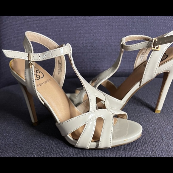 Daisy Fuentes patent leather nude heels size 7 - Picture 3 of 8